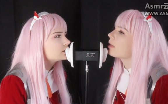 国外漂亮双胞胎舔耳朵