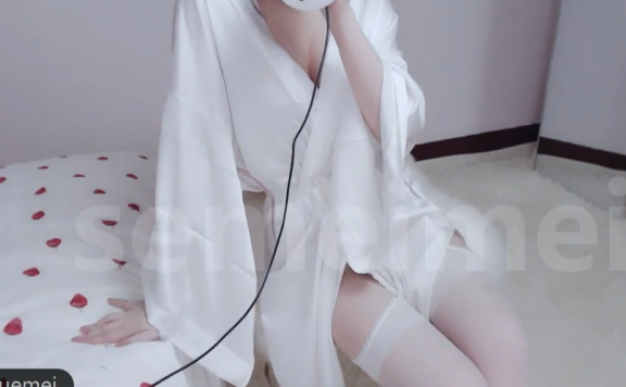 涩学妹-穿着白色睡衣给你舔耳朵