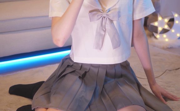 鬼花まりす 穿着水手服在书库里秘密的舔耳朵